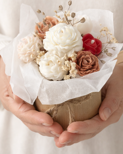 Kleiner Blumenkerzenstrauß (ca. 10–12 cm) in der Hand gehalten – handgegossene Blütenkerzen aus Rapswachs.